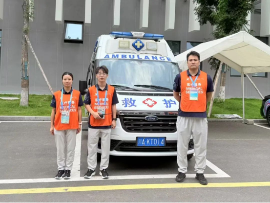 愛普康合作醫院醫療保障團隊與他們的“戰友”——愛普康救護車_02